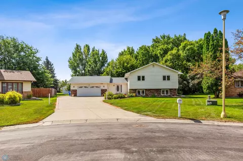 28 Birch Ln S, Fargo, ND 58103