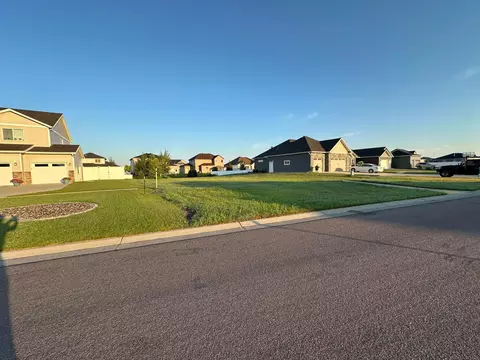 6909 21st St S, Fargo, ND 58104