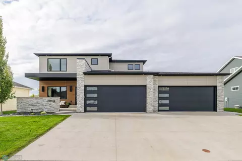 2864 Rivers Bend Dr E, West Fargo, ND 58078