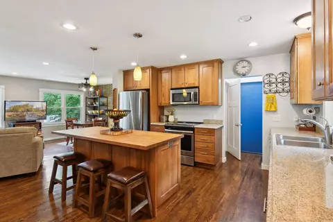 1361 Broadview Ave, Chaska, MN 55318