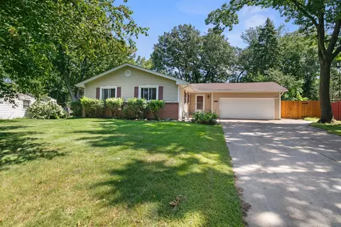 1781 Lamplight Dr, Woodbury, MN 55125