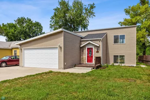 3113 7th Ave N, Fargo, ND 58102