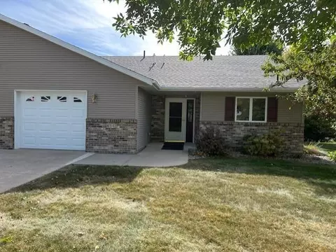 654 W River Dr, New London, MN 56273