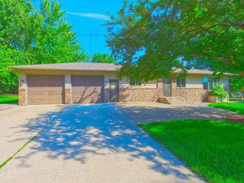 138 Fairlawn Ave E, Winsted, MN 55395
