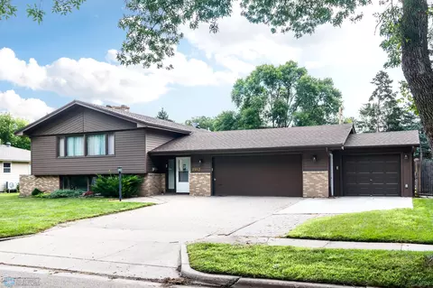 1902 Centre Sq, Moorhead, MN 56560