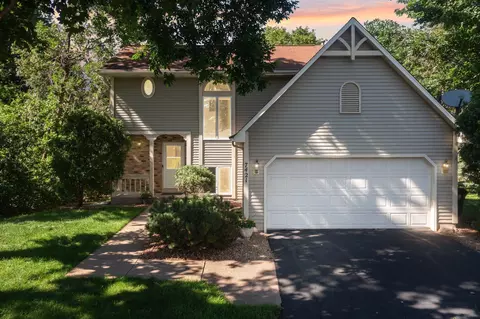 7421 Park View Dr, Mounds View, MN 55112