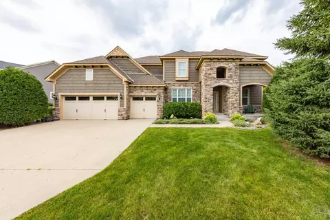 7107 Highover Dr, Chanhassen, MN 55317