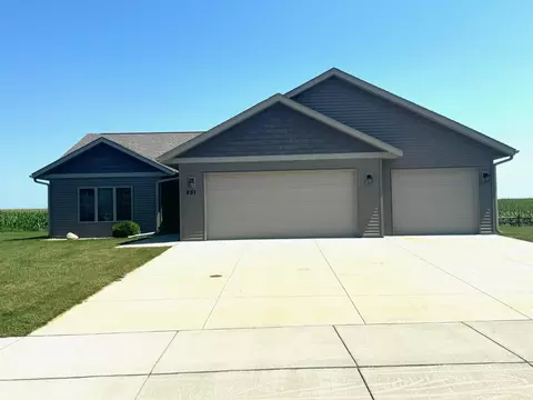 251 Foxfire Dr, Mankato, MN 56001