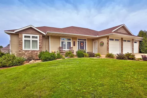 2505 7th St NE, Waseca, MN 56093