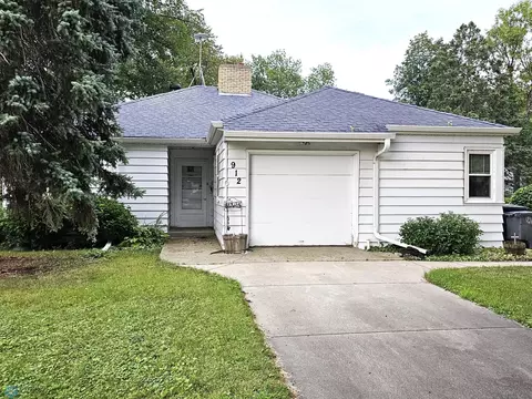 912 13th St S, Moorhead, MN 56560