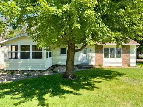 201 3rd Ave, Freeborn, MN 56032