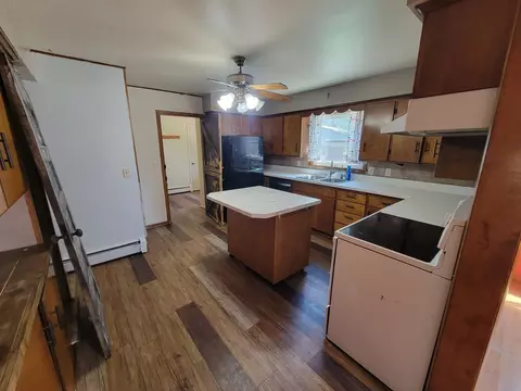 224 Cedar St NE, New London, MN 56273