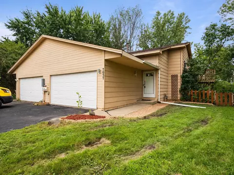 7057 19th St N, Oakdale, MN 55128