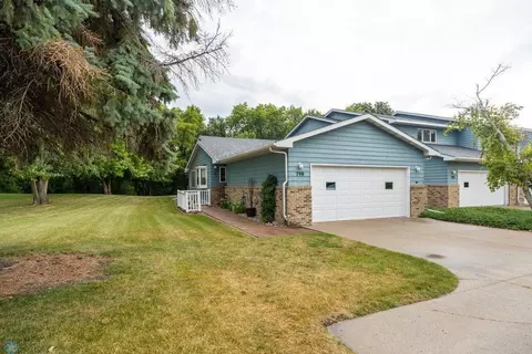 799 Royal Oaks Dr N, Fargo, ND 58102