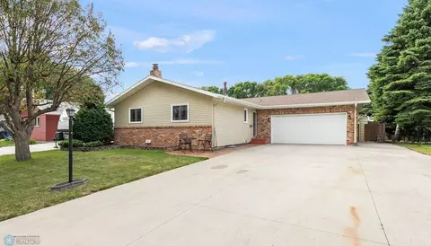 3130 Edgewood Dr N, Fargo, ND 58102