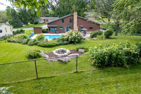 1428 Valleyview Rd, Chaska, MN 55318