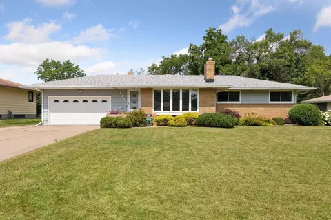 1411 Woodlynn Ave, Roseville, MN 55113