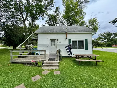 912 Steenerson St NE, Warroad, MN 56763