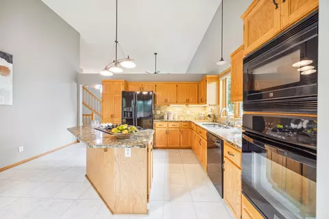 660 Mcfaddens Trl, Eagan, MN 55123 photo 18