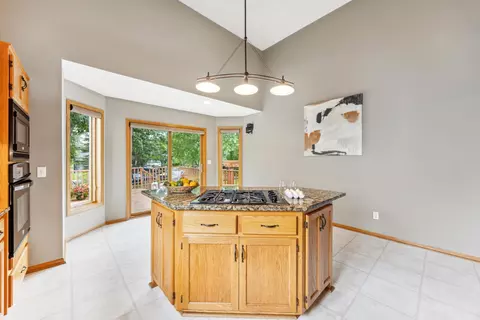 660 Mcfaddens Trl, Eagan, MN 55123 photo 22