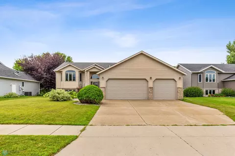 2729 Parkview Dr S, Fargo, ND 58103