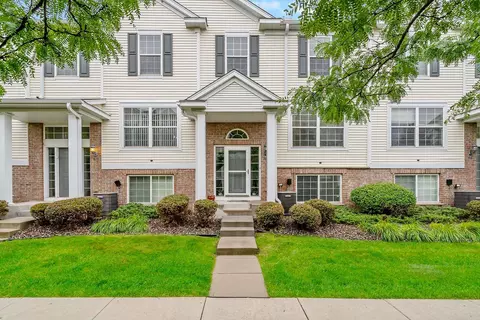 908 Ledgestone Dr, Mahtomedi, MN 55115