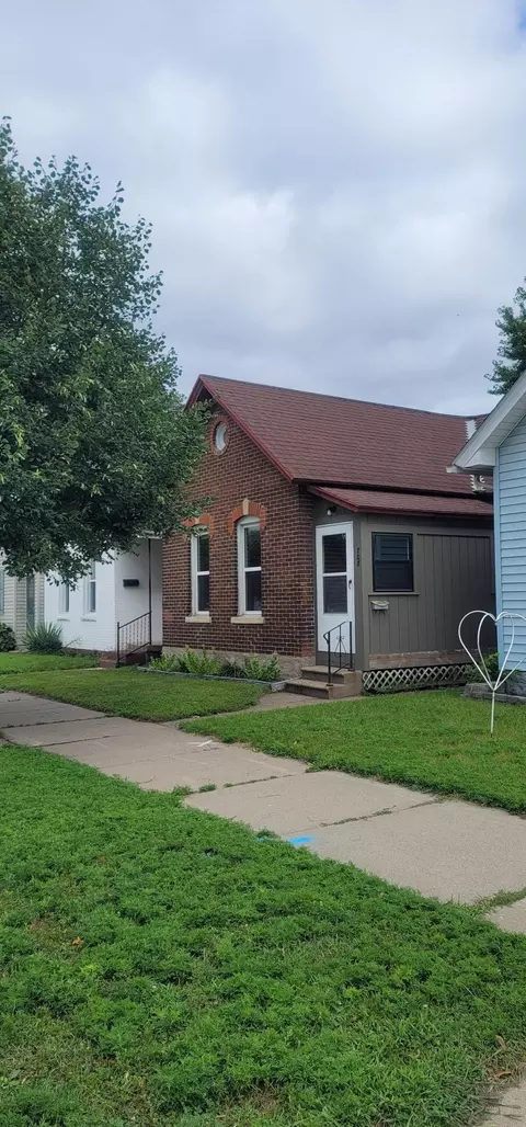 708 E Sanborn St, Winona, MN 55987
