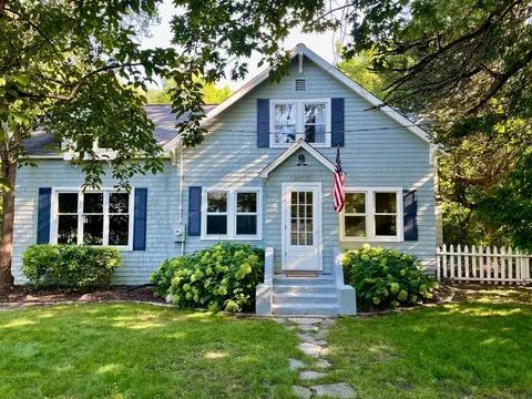 20500 Linwood Rd, Deephaven, MN 55331