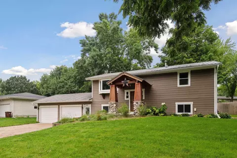 415 Adams Dr W, Young America, MN 55397