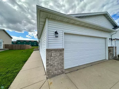3527 10th St S, Moorhead, MN 56560