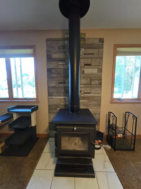 Living - 737 30th Ave, Pipestone, MN 56164 photo 4 of 5