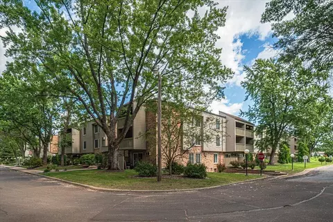 4045 Hodgson Rd #220, Shoreview, MN 55126