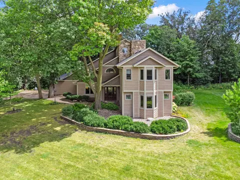 3115 Autumn Woods Dr, Chaska, MN 55318