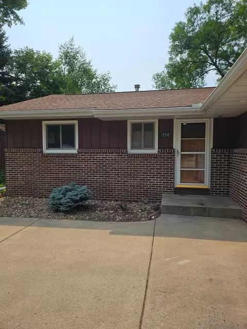 214 Carrow Cir, Marshall, MN 56258 photo 3