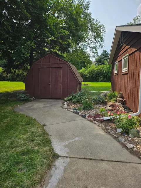 214 Carrow Cir, Marshall, MN 56258 photo 5