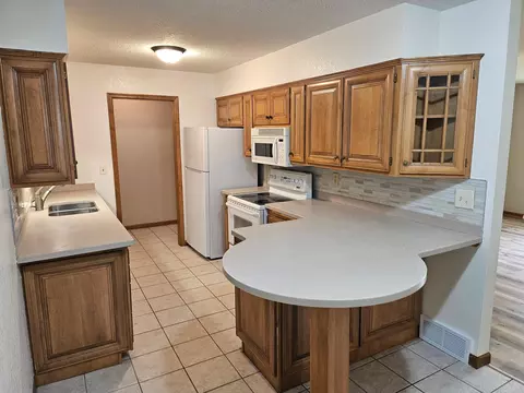 214 Carrow Cir, Marshall, MN 56258 photo 17