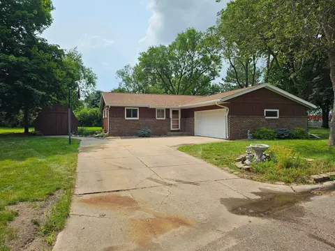 214 Carrow Cir, Marshall, MN 56258 photo 2