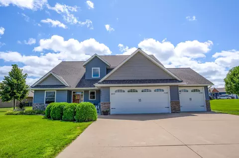 642 W River Dr, New London, MN 56273