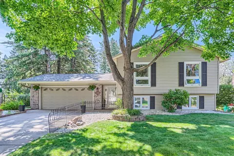 2815 Woodridge Ln, Stillwater, MN 55082