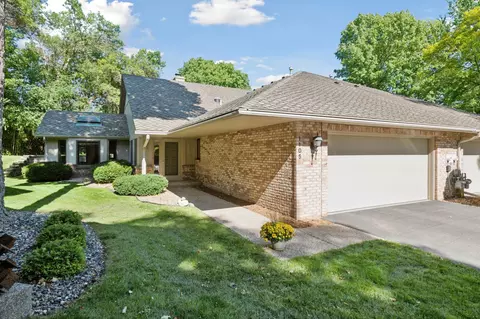 1105 Hollybrook Dr, Wayzata, MN 55391