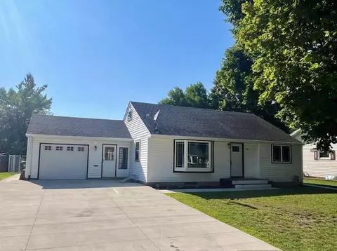 310 E Pishney Ln SW, Hutchinson, MN 55350