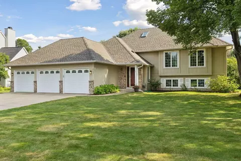 902 Mendakota Ct, Mendota Heights, MN 55120
