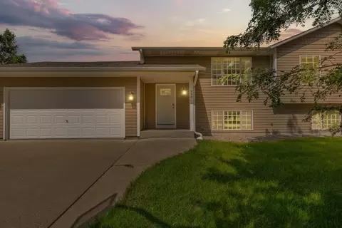 990 Lacy Ct, Belle Plaine, MN 56011