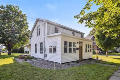 220 S 6th St, Lake City, MN 55041