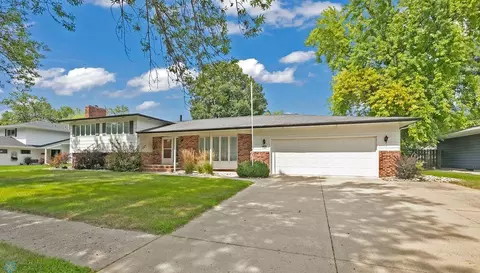 2417 W Country Club Dr S, Fargo, ND 58103