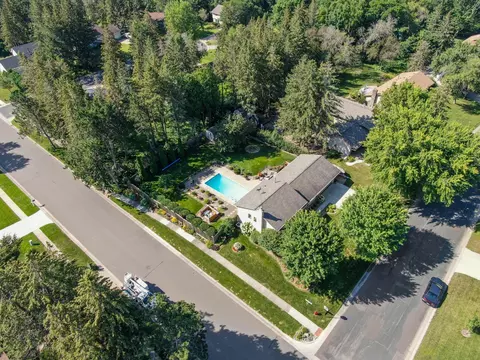 2807 Woodridge Ln, Stillwater, MN 55082