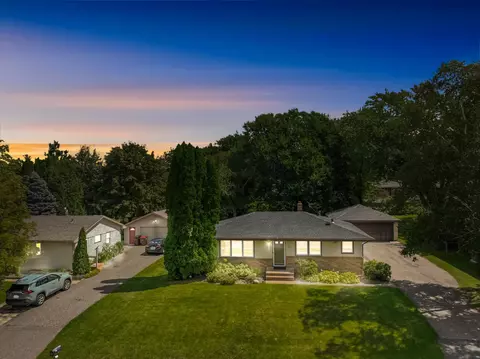 28 Dennis Ln N, Maplewood, MN 55119
