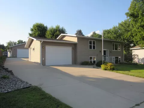 1704 Riggs Rd, Saint Peter, MN 56082