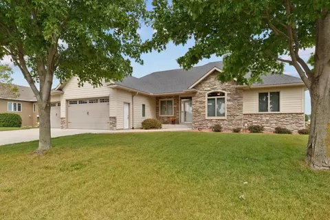 1915 Creek View Ln NE, Owatonna, MN 55060