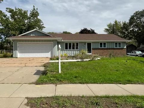 953 Redwood Dr, Apple Valley, MN 55124